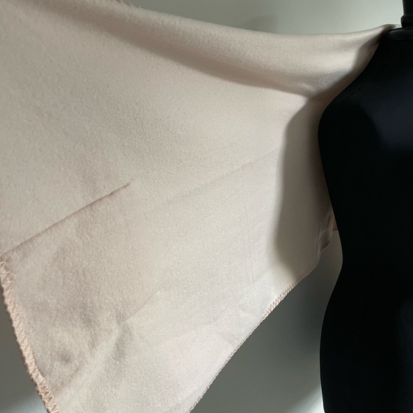 Over Shoulder Wrap With Pockets! - Picture 7 of 9